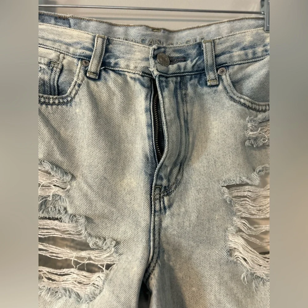 American Eagle Distressed Light Wash Denim Shorts – Size 2